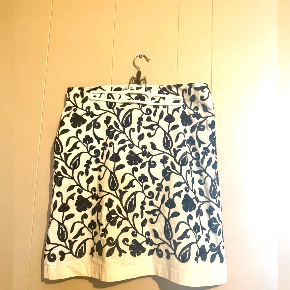 TALBOTS Women Size 12P Floral Embroidered Cotton Skirt White Navy career